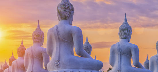 Estatuas de Buda en la puesta del sol