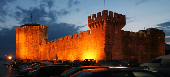 Castillo de Trogir en la noche