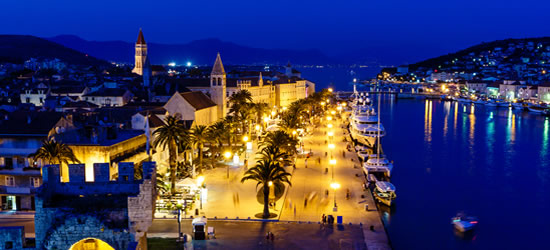 Antigua ciudad de Trogir en la noche