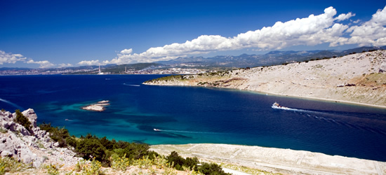 Krk con Rijeka en segundo plano