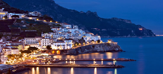 Bahía de Amalfi en la noche
