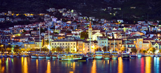 Toma nocturna del puerto de Makarska