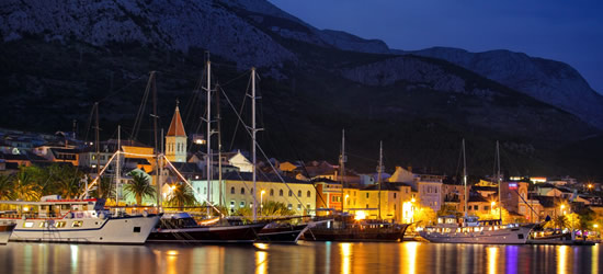 Yates amarrados en la noche Makarska