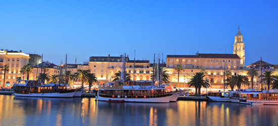 Yates de madera delante del palacio de Diocletian, Split