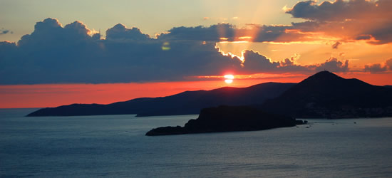 Puesta de sol sobre Budva, Montenegro