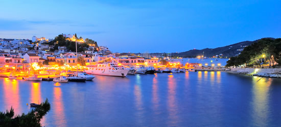 La ciudad y el puerto de Skiathos en la noche